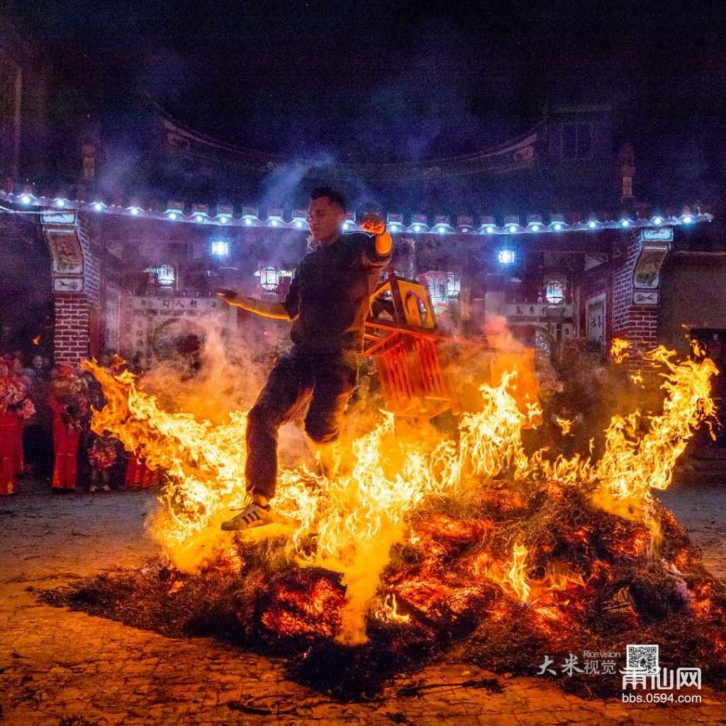 烈焰传承：火焰文化的传统传承